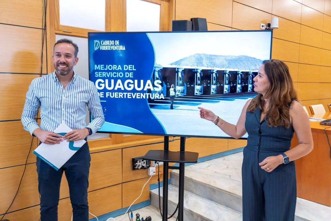 La presidenta Lola Garc&iacute;a y el consejero Luis Gonz&aacute;lez presentan las novedades del servicio de guaguas.