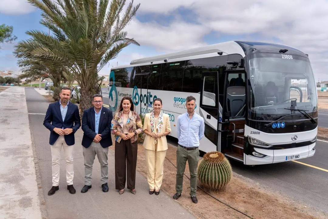 Presentaci&oacute;n de las guaguas el&eacute;ctricas de la L&iacute;nea 3 Expr&eacute;s que conecta Caleta de Fuste y Puerto del Rosario, pasando por el Aeropuerto.