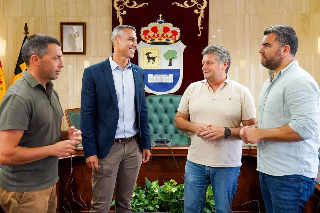 Rub&eacute;n Gonz&aacute;lez, Isa&iacute; Blanco, Julio Santana y Juan Jos&eacute; Rodr&iacute;guez, en el sal&oacute;n de plenos de La Oliva.