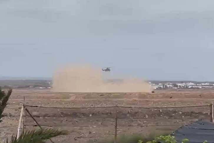 Aterrizaje de un helic&oacute;ptero militar en El Cotillo.