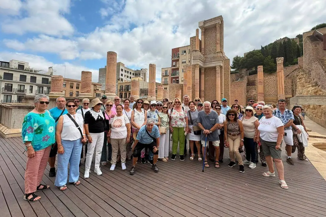 Los mayores de P&aacute;jara posan juntos en su viaje a Murcia.