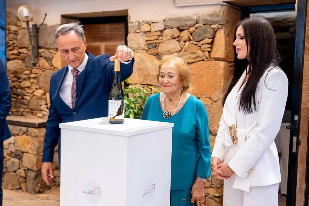 Guillermo Franquis, Isabel de Le&oacute;n y &Aacute;frica Franquis, tres generaciones de la familia que han dado vida a Bodegas La Hubara.