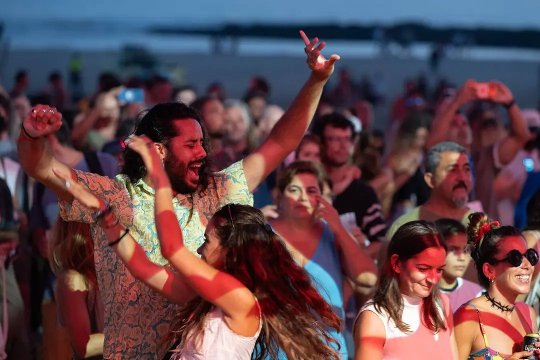 El p&uacute;blico disfruta de la primera noche de Fuerteventura en M&uacute;sica 2026.