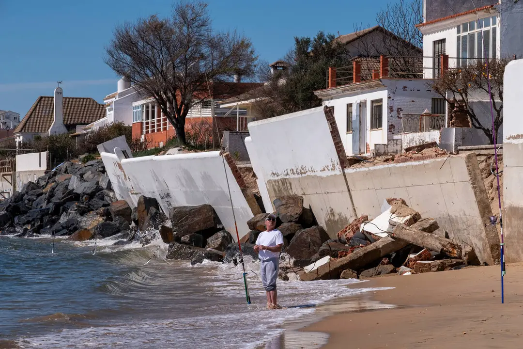 Muros derrumbados por mar frente a las viviendas de la Playa de El Portil, en Punta Umbr&iacute;a (Huelva) | &copy;Greenpeace, 2026.