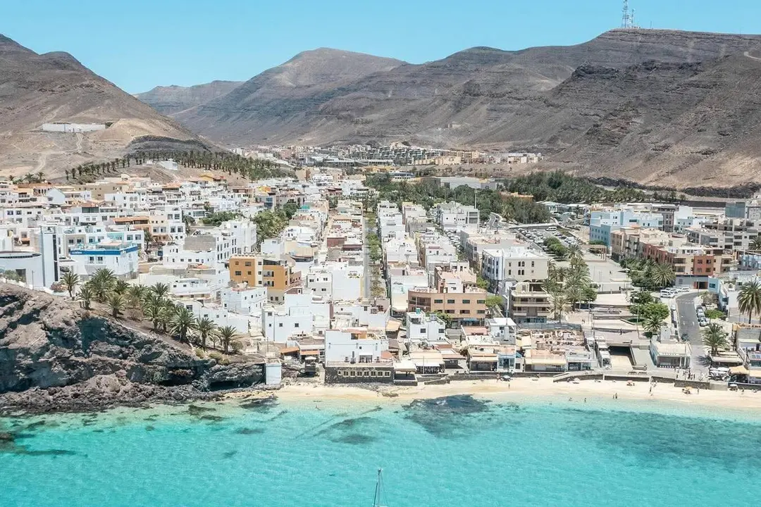 Morro Jable desde el aire, asentado sobre el Barranco del Ciervo, en una imagen de Turismo de P&aacute;jara.