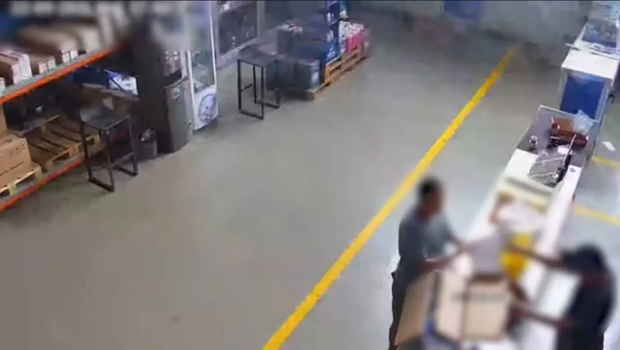 Las c&aacute;maras de seguridad captaron al detenido cobrando en met&aacute;lico por la venta del material.