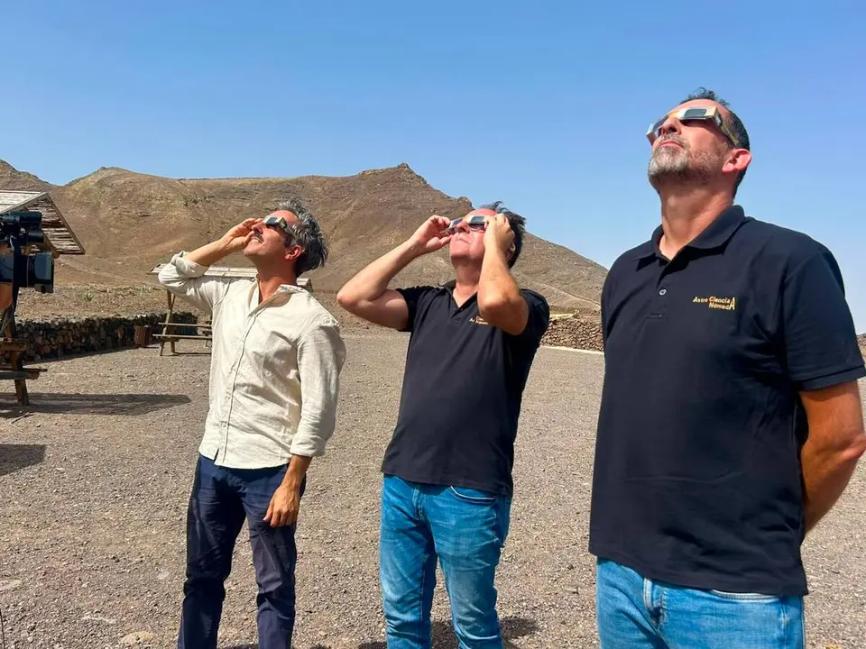 Preparativos para observar el eclipse desde La Atalayita.