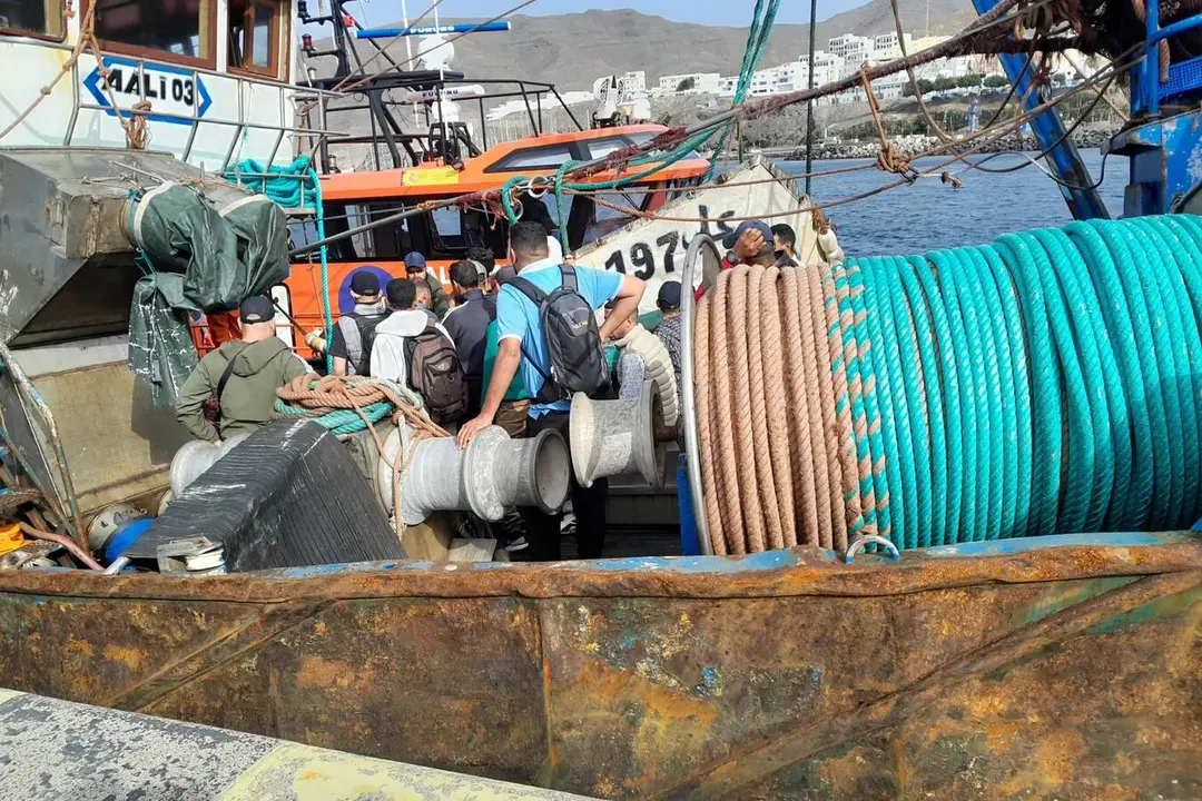 Desembarco de las personas migrantes desde la Salvamar, en el Muelle de Gran Tarajal.