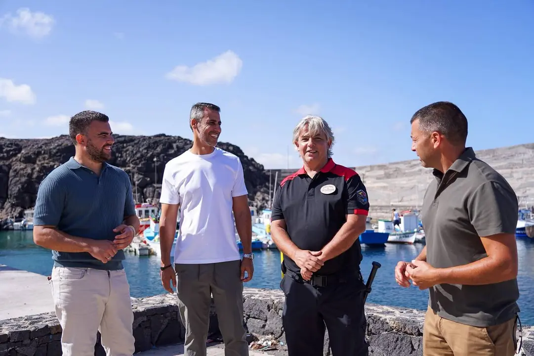Alcalde y concejales junto a uno de los encargados de la seguridad en el Refugio Pesquero de El Cotillo