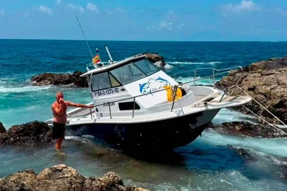Embarcaci&oacute;n varada en El Cotillo durante las fiestas del Buen Viaje.