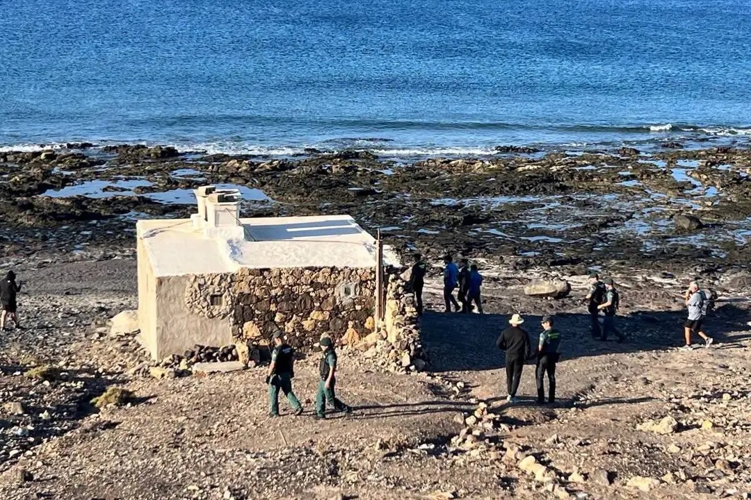 La Guardia Civil y Costas llegan a la choza de la Cueva de La Negra.