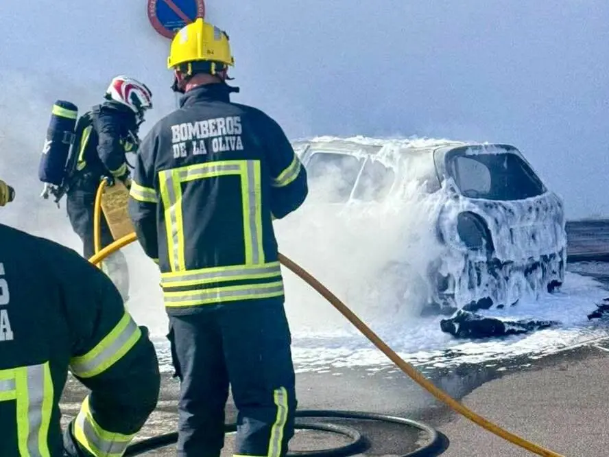 Extinci&oacute;n del incendio por los Bomberos de La Oliva.