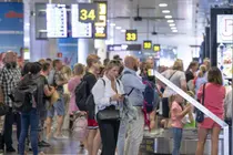 Turistas en la zona de Llegadas del aeropuerto, en una imagen de Turismo de Canarias.
