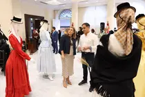Exposición de vestimenta típica en el Parlamento