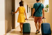 Imagen de turistas en vivienda vacacional, una recreación sin relación con la noticia.