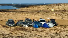 Acampada ilegal en El Cotillo, en la imagen difundia por el Ayuntamiento de La Oliva.