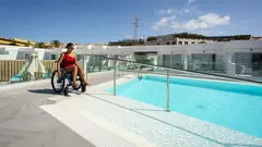 Imagen del Hotel Taimar de la piscina accesible del complejo.