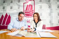David de  Vera y Ana Hernández, examinan planos de la central de El Charco.
