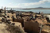 Corralejo al fondo de las excavaciones en el taller de púrpura romano de Isla de Lobos.