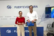 Jéssica de León y Fernando Enseñat, en la sede del PP.