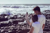 Turista atra&iacute;dos por el oleaje en Fuerteventura | &copy;Fuerteventura Digital, 2025.