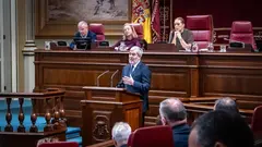 Clavijo, en el pleno extraordinario del Parlamento de Canarias.
