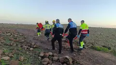 Traslado de la turista accidentada en el Calder&oacute;n Hondo, en la magen difundida por la Polic&iacute;a Local de la Oliva.