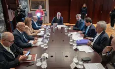Reuni&oacute;n con cabildos, ayuntamientos, empresarios y sindicatos para presentar el Decreto Canarias.