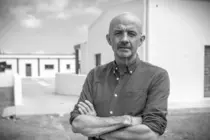 Carlos Hern&aacute;ndez en su entrevista con Fuerteventura Digital en Tef&iacute;a, en junio de 2025.