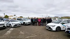 Los diez nuevos taxistas de Antigua, con las autoridades.