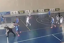 El momento de la agresi&oacute;n al &aacute;rbitro en Corralejo.