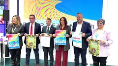 Cabildo y P&aacute;jara posaron con el cartel del mundial en Fitur 2026. 