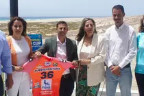 Alejandro Jorge y Marlene Figueroa (centro), en la presentaci&ograve;n del 36 Mundial de Windsurf y Wongfoil.