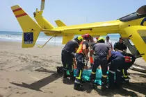 El Helic&oacute;ptero medicalizado del SUC traslada a un hombre que sufri&oacute; un ahogamiento incompleto en San Bartolom&eacute; de Tirajana, en agosto de 2025 (Imagen del 112).