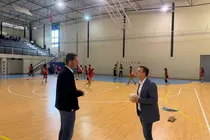 Concejal y alcalde en el polideportivo de Morro Jable.