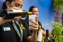 La Oliva ofreci&oacute; vino y queso al p&uacute;blico de Feaga.