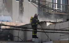 Un bombero trabaja en la extinci&oacute;n de un incendio en puerto del Rosario | &copy;Ada Chac&oacute;n, 2026