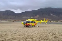 El helic&oacute;ptero medicalizado del SUC, posado en la playa de Cofete.