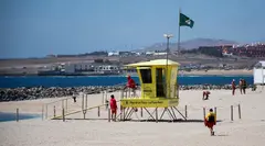 Puesto de socorrismo en la Playa de Los Pozos, en Puerto del Rosario | &copy;Ada Chac&oacute;n, 2026.