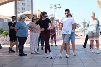 Talleres de baile tradicional canario en la avenida mar&iacute;tima de la capital.