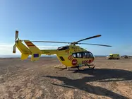 El helic&oacute;ptero del SUC, aterriza cerca de la costa norte de Fuerteventura, para hacer un rescate en la Playa de La Escalera, en El Cotillo.