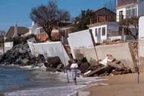 Muros derrumbados por mar frente a las viviendas de la Playa de El Portil, en Punta Umbr&iacute;a (Huelva) | &copy;Greenpeace, 2026.