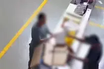 Las c&aacute;maras de seguridad captaron al detenido cobrando en met&aacute;lico por la venta del material.