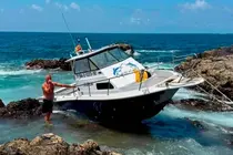 Embarcaci&oacute;n varada en El Cotillo durante las fiestas del Buen Viaje.