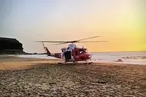 El helic&oacute;ptero aterriz&oacute; en la arena, debido a la dificultad de acceso a esta playa de El Cotillo.