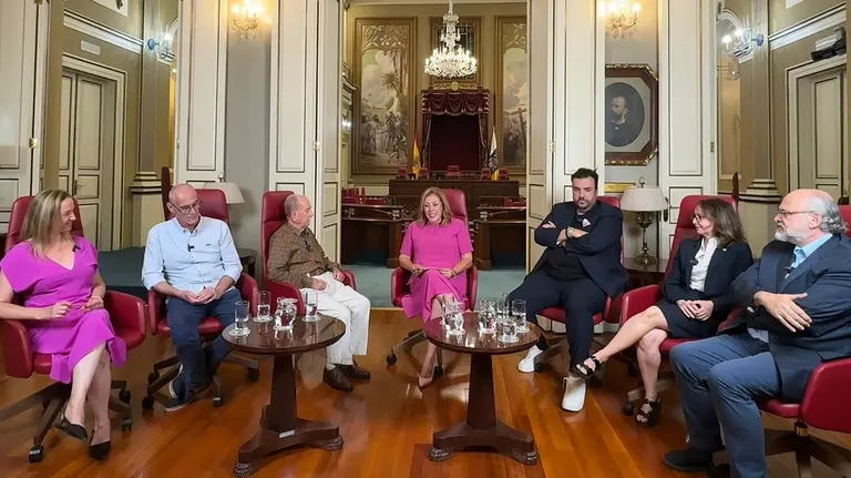 Astrid Pérez y los periodistas del segundo capítulo del videopodcast Parlamento Abierto.