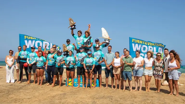 Foto de familia final, en el Campeonato del Mundo de Windsurf en Fuerteventura.