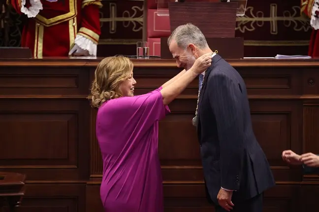 Astrid Pérez entrega la Medalla de Oro del Parlamento a Felipe VI.
