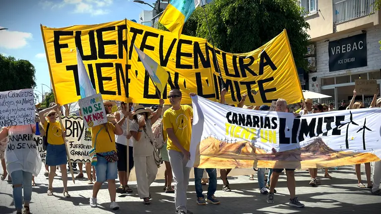 Manifestaci&oacute;n en Corralejo frente al turismo masivo, convocada desde Fuerteventura Tiene Un L&iacute;mite.