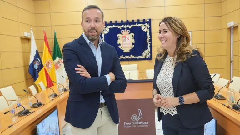 La presidenta del Cabildo, Lola García, y el consejero de Transportes, Luis González